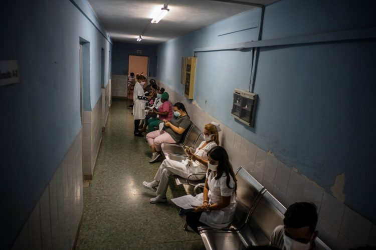 Trabajadores de la Salud esperan para recibir la primera dosis del candidato vacunal Soberana 02 contra la COVID-19, como parte de un estudio de intervención con personal sanitario cubano, en el Policlínico Docente Vedado, en La Habana. Foto: Ramón Espinosa / AP / POOL.