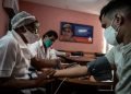Una enfermera mide la presión arterial a un trabajador de la Salud luego de permanecer una hora en observación tras recibir la primera dosis del candidato vacunal Soberana 02 contra la COVID-19, como parte de un estudio de intervención con personal sanitario cubano, en el Policlínico Docente Vedado, en La Habana. Foto: Ramón Espinosa / AP / POOL.
