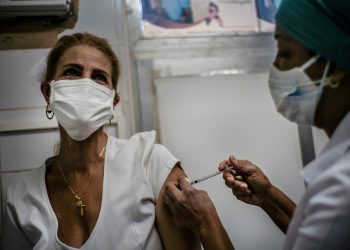 Una enfermera inyecta a otra enfermera con una dosis del candidato vacunal Soberana 02 contra la COVID-19, como parte de un estudio de intervención con personal sanitario cubano, en el Policlínico Docente Vedado, en La Habana. Foto: Ramón Espinosa / AP / Archivo.