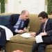 Ricardo Zúñiga (a la derecha) conversa con Ben Rhodes en la Oficina Oval el día que los dos países reanudaron relaciones diplomáticas. |Foto: Pete Souza / Casa Blanca.
