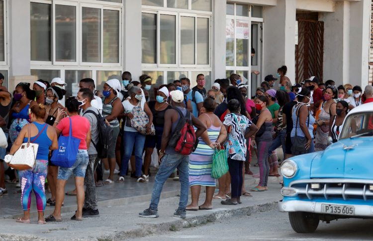 Las cifras del coronavirus en Cuba siguen siendo muy alarmantes. Foto: Yander Zamora/EFE.