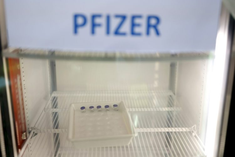 Dosis de la vacuna de Pfizer contra la COVID-19 en un refrigerador. Foto: Ian Langsdon / EFE / Archivo.