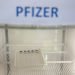 Dosis de la vacuna de Pfizer contra la COVID-19 en un refrigerador. Foto: Ian Langsdon / EFE / Archivo.