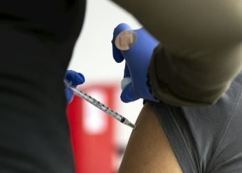 Una mujer recibe una vacuna contra la COVID-19 en Los Ángeles (EE.UU.). Foto: Etienne Laurent / EFE / Archivo.