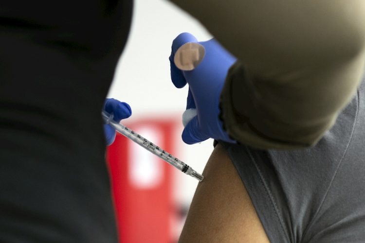 Una mujer recibe una vacuna contra la COVID-19 en Los Ángeles (EE.UU.). Foto: Etienne Laurent / EFE / Archivo.