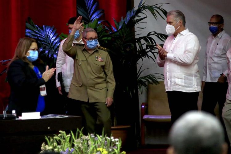 El presidente cubano Miguel Díaz-Canel (d) relevará a Raúl Castro (c) al frente del Partido Comunista de Cuba (PCC), tras su elección como Primer Secretario durante el 8vo Congreso de la organización política. Foto: Ariel Ley Royero / EFE vía ACN.