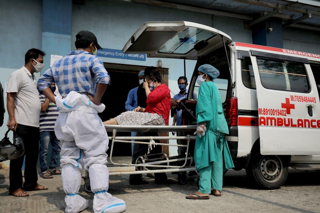 Trabajadores sanitarios atienden a una paciente sospechosa de padecer la COVID-19 en un hospital de Calcuta, en el este de la India. Foto: Piyal Adhikary / EFE/Archivo.