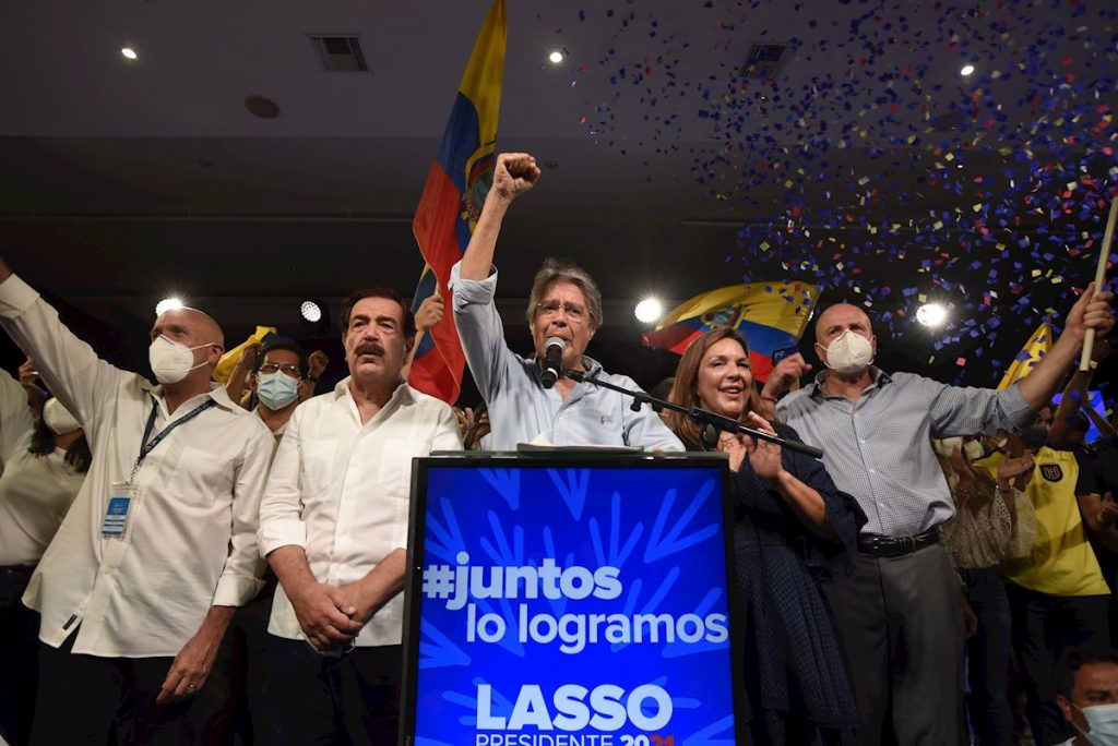 El exbanquero Guillermo Lasso (c) celebra junto a sus seguidores su triunfo en la segunda vuelta de las elecciones presidenciales de Ecuador, el 11 de abril de 2021. Foto: Santiago Fernández / EFE.