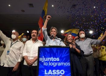 El exbanquero Guillermo Lasso (c) celebra junto a sus seguidores su triunfo en la segunda vuelta de las elecciones presidenciales de Ecuador, el 11 de abril de 2021. Foto: Santiago Fernández / EFE.