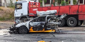 Restos del taxi implicado en un accidente masivo con incendio, el lunes 12 de abril de 2021, en Vía Blanca, La Habana. Foto: Maikel Hernández / Facebook/Archivo.