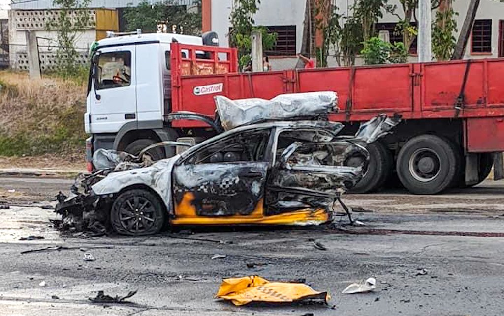 Restos del taxi implicado en un accidente masivo con incendio, el lunes 12 de abril de 2021, en Vía Blanca, La Habana. Foto: Maikel Hernández / Facebook/Archivo.