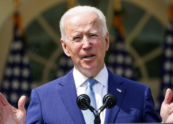 El presidente Joe Biden anunciando acciones ejecutivas sobre control del armas en el Jardín de las Rosas de la Casa Blanca. Foto: NBC News.