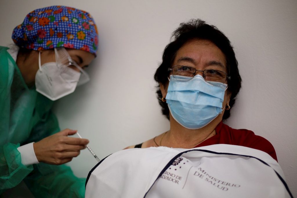 Una enfermera aplica una dosis de una vacuna contra la COVID-19. Foto: Rodrigo Sura / EFE / Archivo.