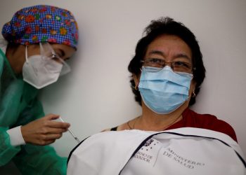 Una enfermera aplica una dosis de una vacuna contra la COVID-19. Foto: Rodrigo Sura / EFE / Archivo.