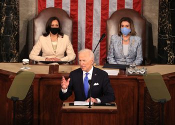 El presidente Biden habla en el Congreso. Detrás, la vicepresidenta Kamala Harris y la presidenta de la Cámara de Representantes, Nancy Pelosi. Una foto histórica. Dos mujeres en la línea de sucesión presidencial. Foto: MarketWatch.