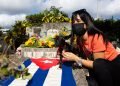 Animalistas conmemoran el Día del Perro en Cuba y rinden tributo a la protectora estadounidense Jeannette Ryder en el aniversario 90 de su muerte, en el Cementerio de Colón, en La Habana, el 11 de abril de 2021. Foto: Claudio Pelaez Sordo.