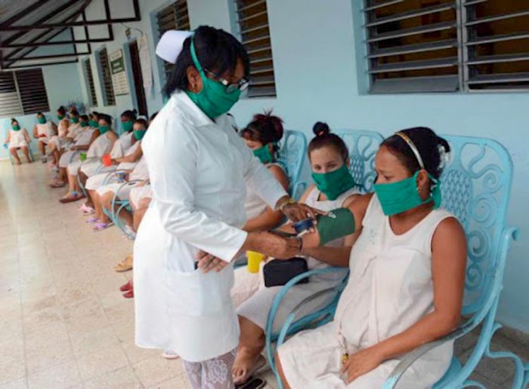 Embarazadas cubanas atendidas por personal sanitario. Foto: salud.msp.gob.cu / Archivo.