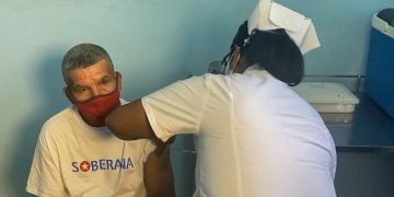 Tras la administración de una dosis de Soberana 02 al voluntario 44.010, concluyó la primera fase del ensayo clínico fase III con el candidato vacunal cubano. Foto: @cubadebatecu/Twitter.