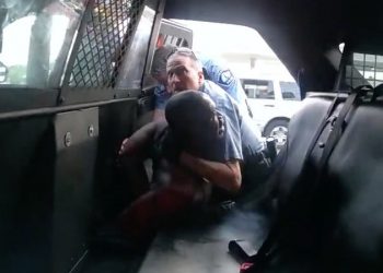 El oficial Derek Chauvin tratando de obligar a George Floyd a sentarse en el asiento trasero de un auto de la policía en un video de cámara corporal de otro oficial, Tou Thao. Tanto Chauvin como Thao fueron despedidos, junto con otros dos oficiales involucrados en la muerte de Floyd. Todos enfrentan cargos.
