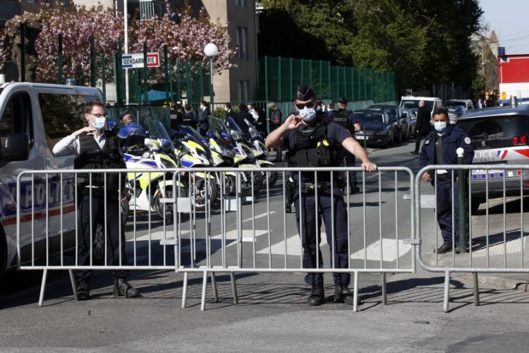 Varios policías colocan barreras bloqueando el acceso a la comisaría de Rambouillet, al suroeste de París, el viernes 23 de abril de 2021. Una policía fue asesinada a puñaladas dentro de la comisaría. Su atacante fue abatido a tiros por agentes. Foto: AP.