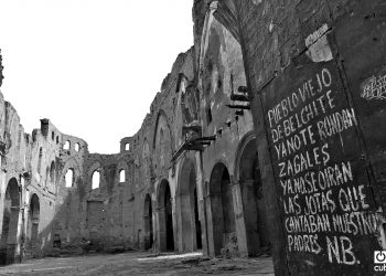 Puerta de la iglesia de San Martín con la jota escrita por Natalio Vaquero al abandonar Belchite.