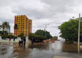 Agentes del orden impiden la circulación a las áreas inundadas en el barrio habanero del Vedado, el 2 de abril de 2021. Foto: Tribuna de La Habana.