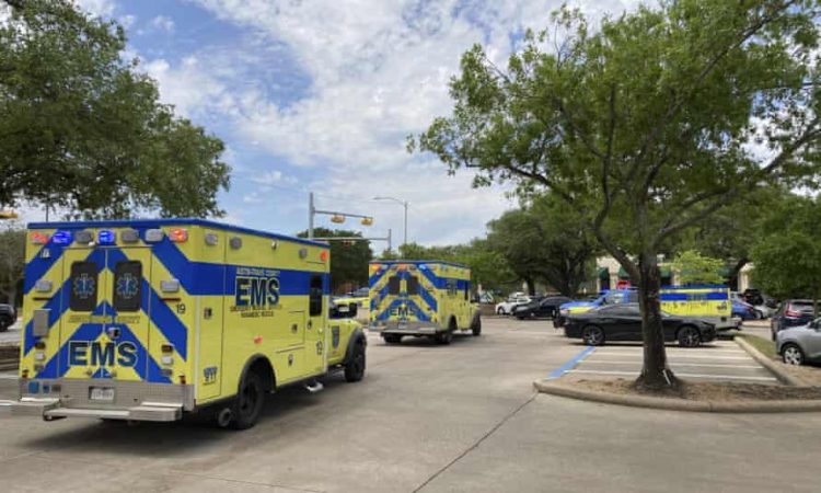 Personal de emergencia llega al lugar de un tiroteo fatal en Austin, Texas, hoy domingo. Foto: Jim Vertuno / AP.