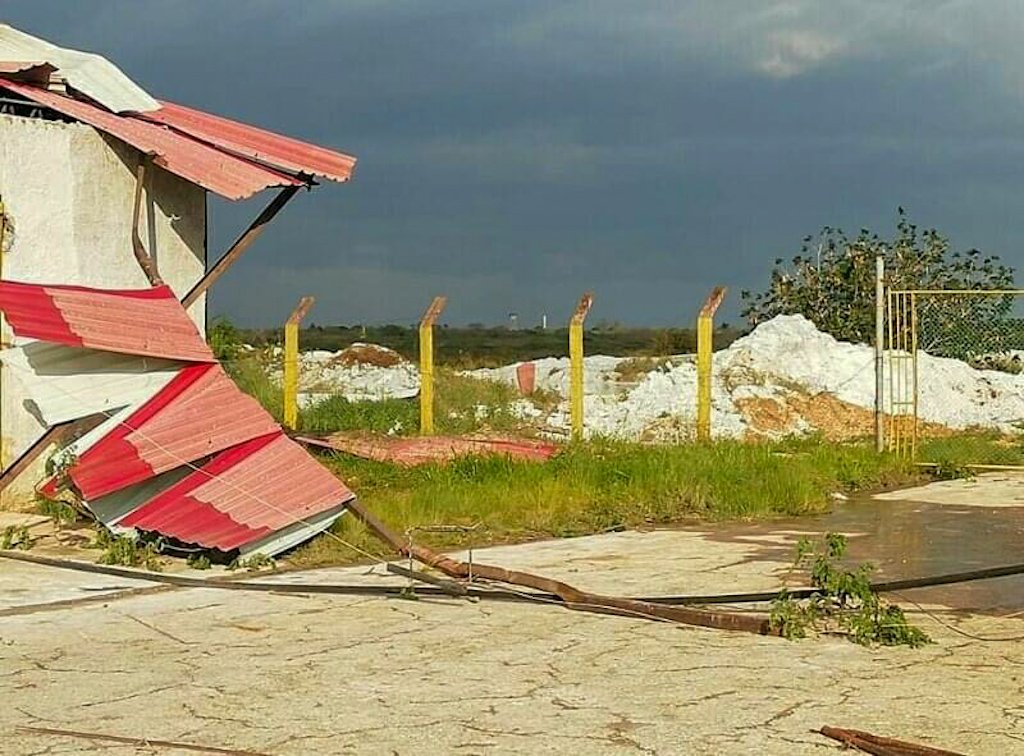 Parte del tejado de la Empresa de Gases Industriales fue destruido por el fenómeno meteorológico. Foto: Lucila M. Hernández/Facebook.