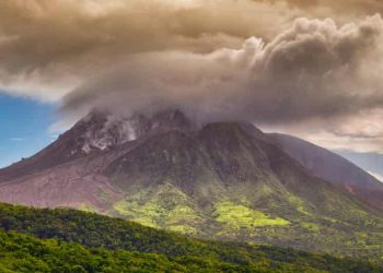 El volcán La Soufriere en San Vicente. Foto: The Progressive.