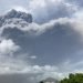 El volcán Soufriere, localizado en la isla de San Vicente, registró este viernes una segunda gran erupción que provocó una columna de humo y cenizas de cerca de 4 kilómetros de altura visible en buena parte de esa zona del Caribe, explosión que según los expertos podría volver a repetirse durante las próximas horas y días. Foto: EFE/UWI Seismic Research.