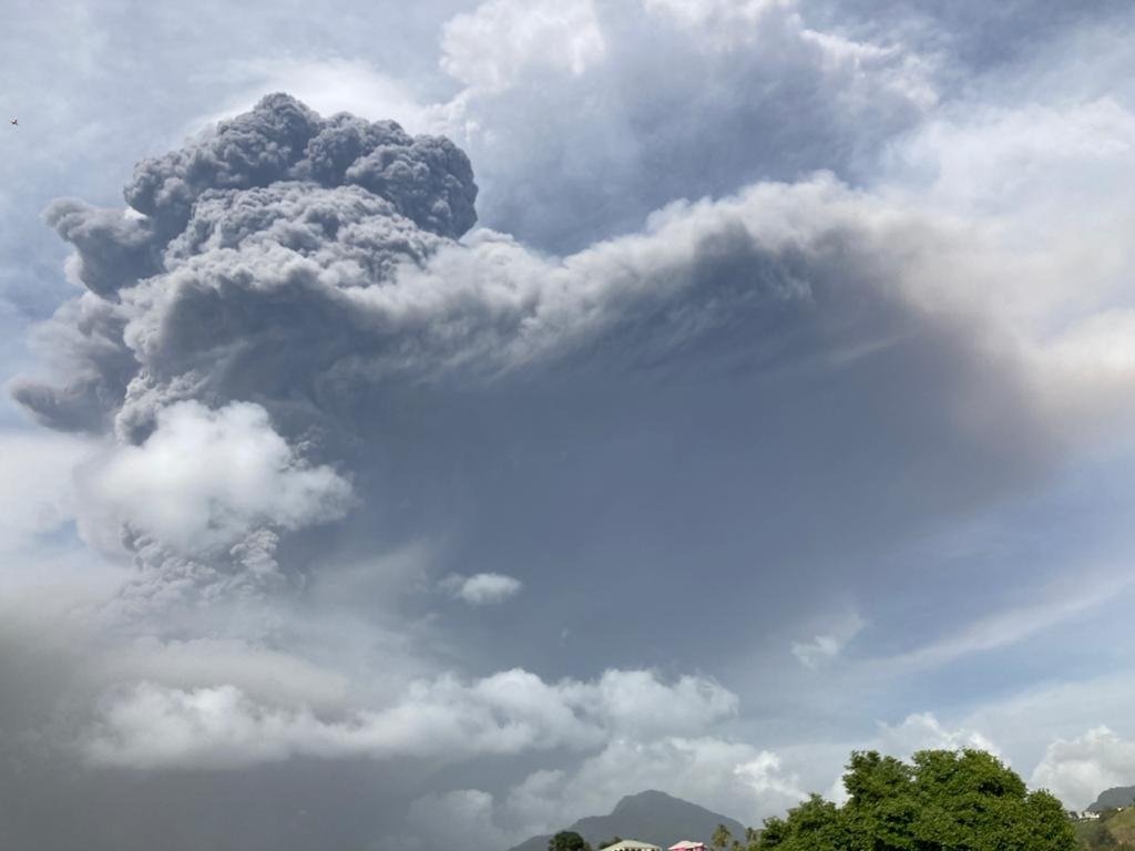 El volcán Soufriere, localizado en la isla de San Vicente, registró este viernes una segunda gran erupción que provocó una columna de humo y cenizas de cerca de 4 kilómetros de altura visible en buena parte de esa zona del Caribe, explosión que según los expertos podría volver a repetirse durante las próximas horas y días. Foto: EFE/UWI Seismic Research.