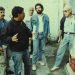 Set de Guantanamera, 1995. En primer  plano, Juan Carlos Tabío; al centro, Onelio Larralde; a la derecha, Tomás Gutiérrez Alea; al fondo el fotógrafo Hans Burman; detrás de Tabío, Manuel Jorge, escript.