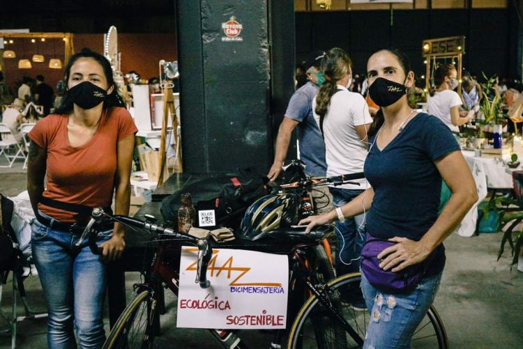 Las fundadoras de Zaaz Bicimensajería Habana en la Feria de Emprendimientos realizada en Estudio 50. Foto: Claudio Peláez Sordo.