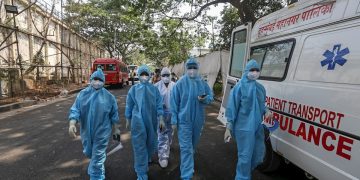 Trabajadores sanitarios de la India, en medio de la nueva ola de la COVID-19. Foto: Divyakant Solanki / EFE.