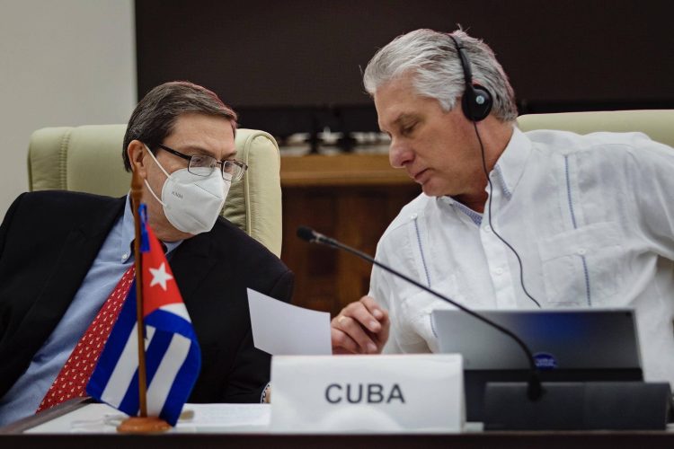 El ministro de experiores cubanos y Miguel Díaz-Canel durante la XVIII Cumbre virtual del ALBA-TCP, el 14 de diciembre de 2020. Foto: Estudios Revolución/ presidencia.gob.cu.