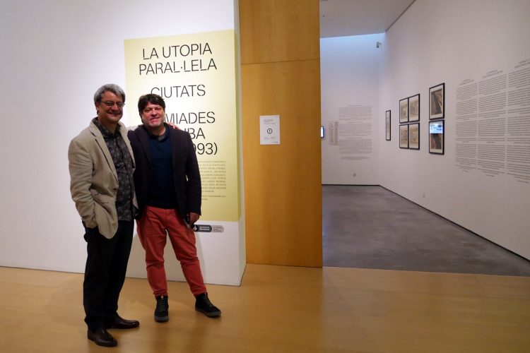 El arquitecto Juan Luis Morales (i) y el crítico de arte y curador Iván de la Nuez (d), con su proyecto de exposición "La utopía paralela. Ciudades soñadas en Cuba (1980-1993)", en el Museo de Arte Contemporáneo Es Baluard, en Palma de Mallorca, España. Foto: @esbaluardmuseu / Twitter.