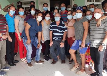 Colaboradores cubanos en San Vicente y las Granadinas. Foto: Agencia Cubana de Noticias (ACN).