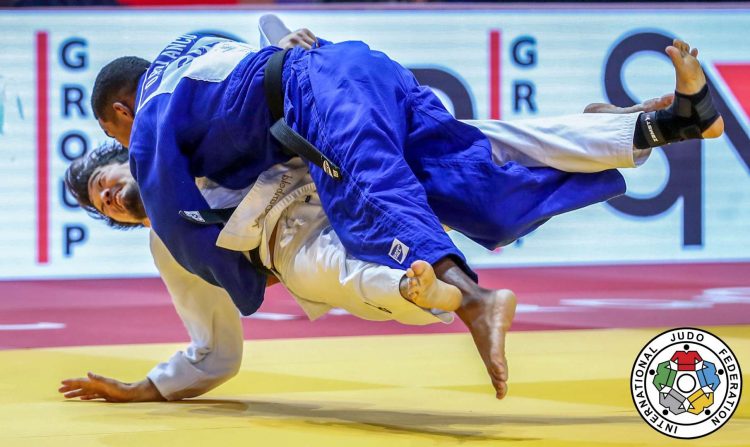 El cubano Orlando Polanco (de azul) en un combate de judo. Foto: ijf.org / Archivo.