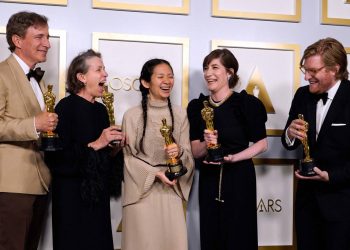 En la noche de premiaciones, el equipo de “Nomadland”: Chloé Zhao y Frances McDormand (tercera y cuarta desde la derecha). Foto: AFP, vía El País.