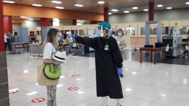 Todos los viajeros pasaron por controles sanitarios en el aeropuerto matancero antes de salir a sus respectivos destinos en Varader. Foto: Tomada del perfil de Facebook de Pedro Arturo Rizo.