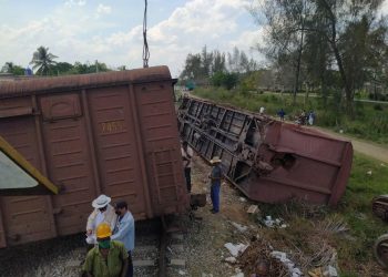 Un tren cargado de papa con destino a Holguín se descarriló en una localidad tunera, sin daños humanos ni pérdidas materiales en la comunidad donde se produjo el accidente. Foto: Tomada del Facebook de Orlando Cruz.