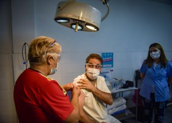 El 29 de diciembre comenzó la vacunación contra la COVID-19 en Argentina. Una mujer recibe la dosis en un vacunatorio de un hospital público de La Plata. Foto: Kaloian Santos Cabrera.