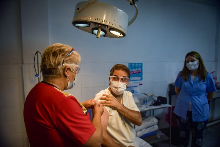 El 29 de diciembre comenzó la vacunación contra la COVID-19 en Argentina. Una mujer recibe la dosis en un vacunatorio de un hospital público de La Plata. Foto: Kaloian Santos Cabrera.