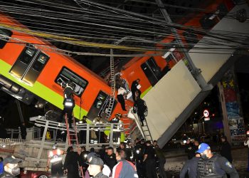 Personal de rescate, busca a heridos, al colapsar los vagones del metro en la noche del 3 de mayo de 2021, en la Ciudad de México. Foto: Sáshenka Gutiérrez / EFE.