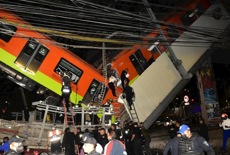 Personal de rescate, busca a heridos, al colapsar los vagones del metro en la noche del 3 de mayo de 2021, en la Ciudad de México. Foto: Sáshenka Gutiérrez / EFE.