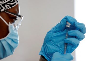 Una enfermera prepara una vacuna anticovid. Foto: Etienne Laurent / EFE / Archivo.