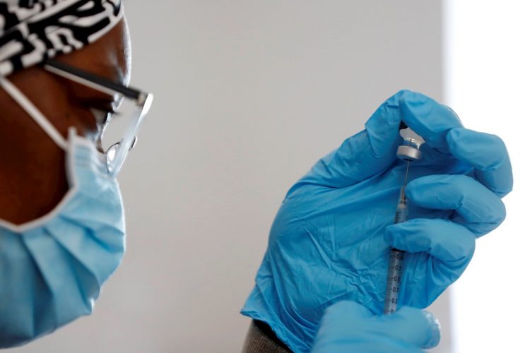 Una enfermera prepara una vacuna anticovid. Foto: Etienne Laurent / EFE / Archivo.