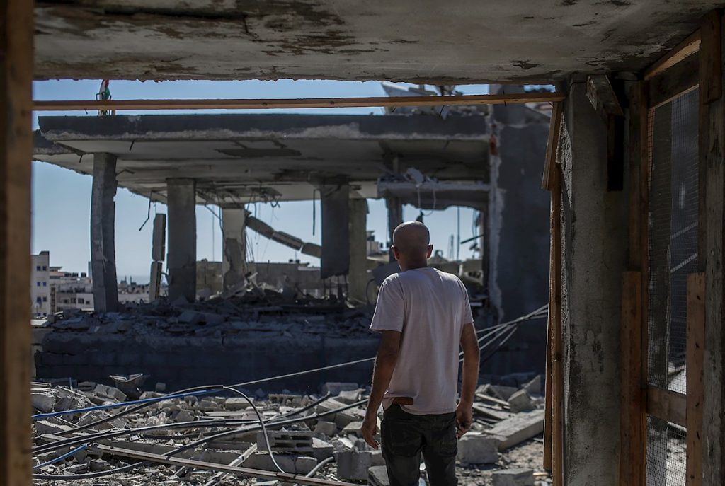 Un palestino contempla los restos de su casa, destruida por los bombardeos de Israel en Gaza, el 18 de mayo de 2021. Foto: Mohammed Saber / EFE.