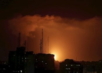 Vista de una explosión de cohetes del ataque israelí en la ciudad de Gaza, en la Franja de Gaza, en Palestina. Foto: Mohammed Saber / EFE.