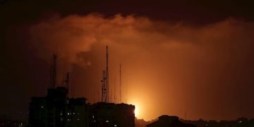 Vista de una explosión de cohetes del ataque israelí en la ciudad de Gaza, en la Franja de Gaza, en Palestina. Foto: Mohammed Saber / EFE.
